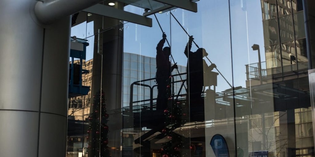 Eine professionelle reinigungsfirma die eine fensterreinigung durchführt