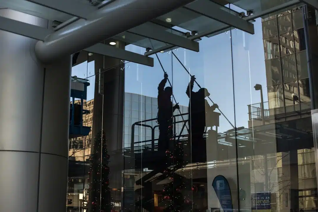 Eine professionelle reinigungskraft die eine fensterreinigung durchführt