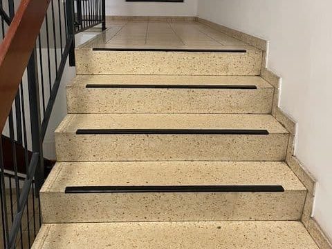 Ergebnis einer professionellen Treppenhausreinigung von einer reinigungsfirma
